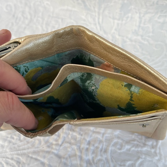 Hobo pearl shimmer leather wallet - Picture 5 of 7